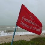 หาดสมิหลาวิกฤต มรสุมแรง คลื่นสูง ปักธงแดงชายหาด ห้ามเล่นน้ำทะเลเด็ดขาด