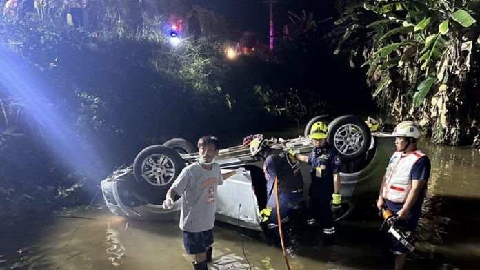 สลดศพครูสาว ขับเก๋งพุ่งตกลำห้วย พลิกหงายท้องล้อชี้ฟ้าดับคาซาก 4 สลดศพครูสาว