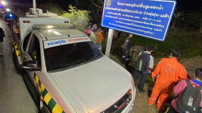 สลดศพครูสาว ขับเก๋งพุ่งตกลำห้วย พลิกหงายท้องล้อชี้ฟ้าดับคาซาก 3 สลดศพครูสาว