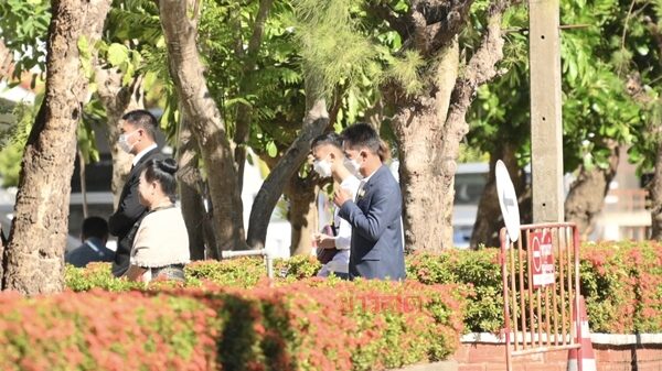 ลุงพล-ป้าแต๋น เดินทางมาถึง ศาลจังหวัดมุกดาหาร เลี่ยงเผชิญหน้า พ่อแม่ น้องชมพู่ เตรียมฟังคำพิพากษาศาลวันนี้