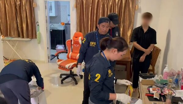 บุกจับ ดาวทวิตเตอร์ ลวงเด็กชาย ถ่ายคลิปโอนลี่แฟนส์-ขายกลุ่มลับ เงินหมุนเวียนหลักล้านบาท ค้นบ้านยึดอุปกรณ์ถ่ายทำเพียบ-ชุดนักเรียนอีก