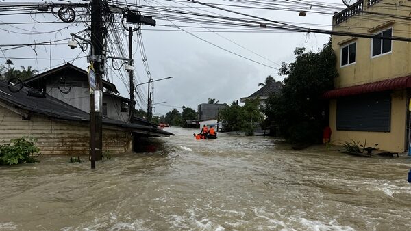 หนักสุดในรอบ 50 ปี ฝนถล่ม นราธิวาส ต่อเนื่อง น้ำป่าทะลักเข้าท่วมอย่างหนัก กระแสน้ำแรง-เชี่ยว พัดเสาไฟฟ้าแรงสูงหักโค่น