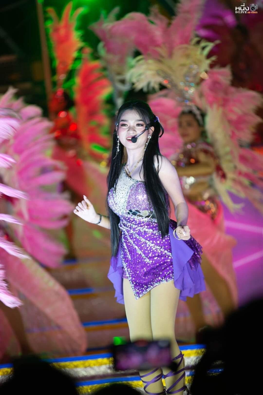 สกู๊ปบันเทิง - ‘อุ๋งอิ๋ง เพชรบ้านแพง’ ยืนหนึ่งซุปตาร์หมอลำวัยใส