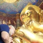หน้าผากแตะมือหลวงพ่อแก้ว ประทานพร วัดเชิงเขา สระบุรี สายมูไม่ควรพลาด ไหว้พระรับโชคปี'67