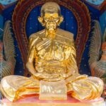 หน้าผากแตะมือหลวงพ่อแก้ว ประทานพร วัดเชิงเขา สระบุรี สายมูไม่ควรพลาด ไหว้พระรับโชคปี'67