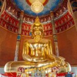 หน้าผากแตะมือหลวงพ่อแก้ว ประทานพร วัดเชิงเขา สระบุรี สายมูไม่ควรพลาด ไหว้พระรับโชคปี'67