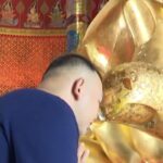 หน้าผากแตะมือหลวงพ่อแก้ว ประทานพร วัดเชิงเขา สระบุรี สายมูไม่ควรพลาด ไหว้พระรับโชคปี'67