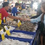 ตลาดแตก ปชช.ทั่วอีสาน แห่ต่อคิวเลือกซื้ออาหารทะเลคึกคัก เตรียมกินเลี้ยงฉลองปีใหม่