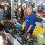 ตลาดแตก ปชช.ทั่วอีสาน แห่ต่อคิวเลือกซื้ออาหารทะเลคึกคัก เตรียมกินเลี้ยงฉลองปีใหม่