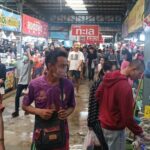 ตลาดแตก ปชช.ทั่วอีสาน แห่ต่อคิวเลือกซื้ออาหารทะเลคึกคัก เตรียมกินเลี้ยงฉลองปีใหม่