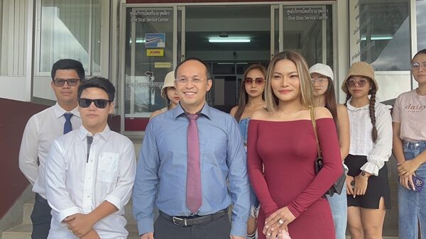 นักร้องหมอลำ "ใหม่ พัชรี" พร้อมทนายความ เข้ารับทราบข้อกล่าวหา หลังถูก เสี่ยโบว์ แจ้งความ
