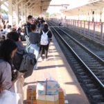สถานีรถไฟโคราชคึกคัก ปชช.แห่ใช้บริการแน่นชานชาลา หนีจราจรติดขัดถนนมุ่งสู่จังหวัดภาคอีสาน