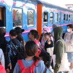 สถานีรถไฟโคราชคึกคัก ปชช.แห่ใช้บริการแน่นชานชาลา หนีจราจรติดขัดถนนมุ่งสู่จังหวัดภาคอีสาน