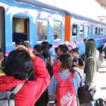 สถานีรถไฟโคราชคึกคัก ปชช.แห่ใช้บริการแน่นชานชาลา หนีจราจรติดขัดถนนมุ่งสู่จังหวัดภาคอีสาน