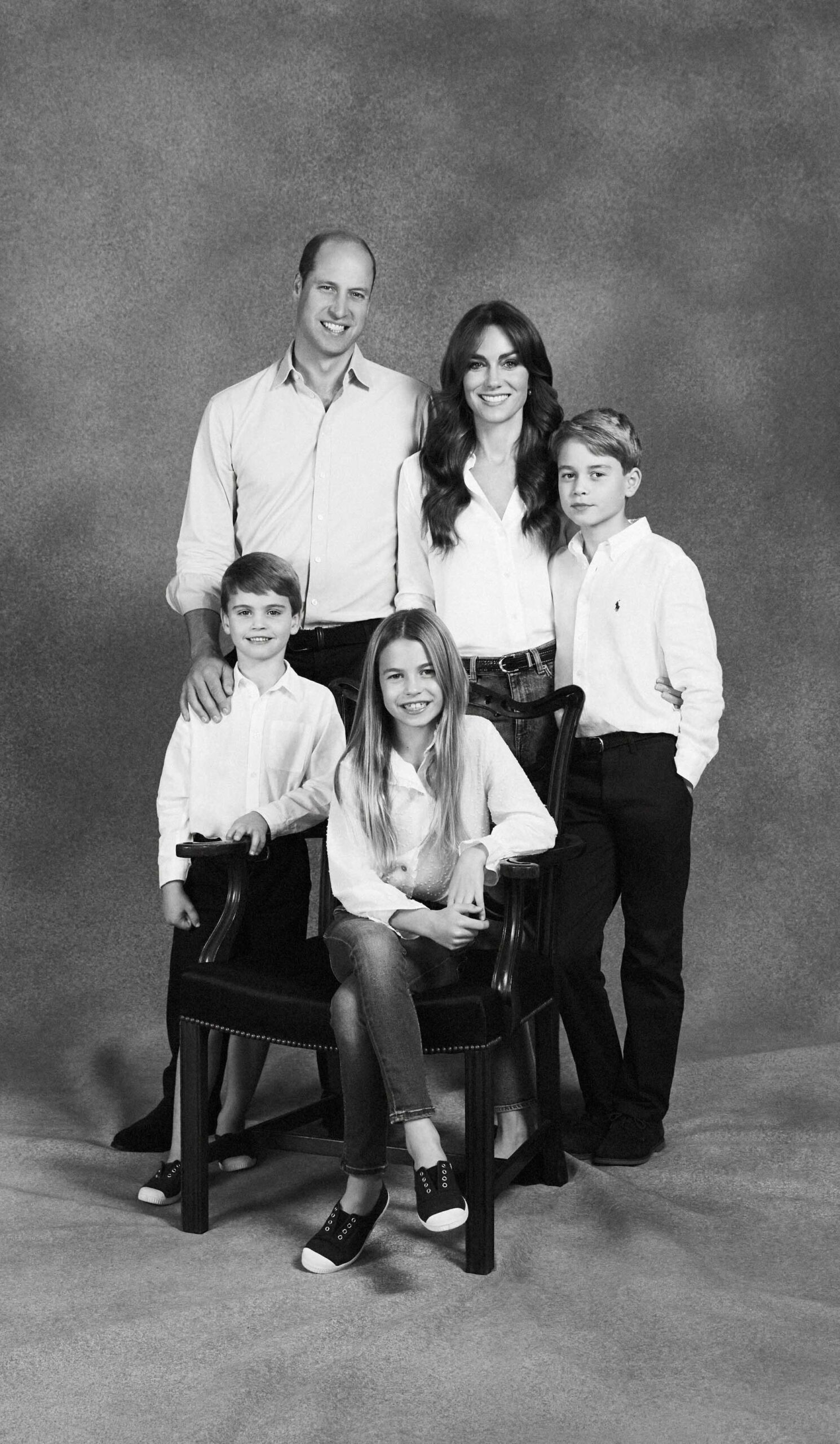 การ์ดคริสต์มาส 2023 รูปครอบครัวเจ้าชายวิลเลียม-เคตสุดชิล เสื้อเชิ้ต-กางเกงยีนส์