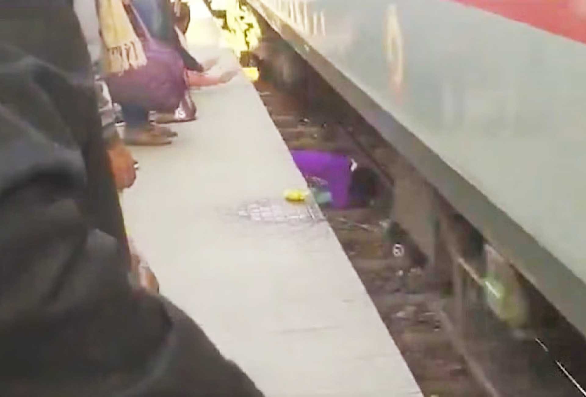 หญิงอินเดียใจเด็ด “ใช้ตัวบังลูก” หลังถูกเบียดตกรางรถไฟ-โชคยังดีรอดหวุดหวิด