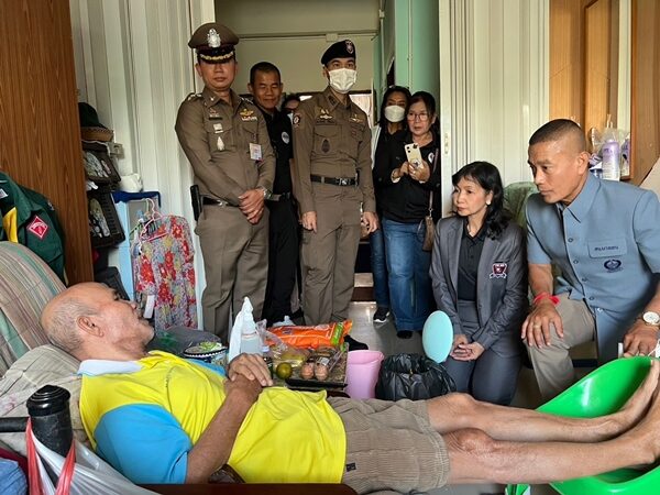 ตำรวจ สน.บางเขน ลงพื้นที่เยี่ยมชุมชนฯ มอบถุงยังชีพให้ผู้ป่วยติดเตียง จำนวน 25 ราย พร้อมทั้งรับฟังปัญหาต่าง ๆ