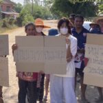 ชาวบ้านชูป้ายร้องทุกข์ ถนนพังหลุม-บ่อใหญ่ เสียหายหนัก ไร้เหลียวแล ตั้งชื่อใหม่'ทางไปนรก'