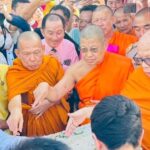 เจ้าอาวาสวัดปากน้ำ มอบเหรียญที่ระลึก สร้างโรงพยาบาล พระมงคลเทพมุนี (สด จนฺทสโร)