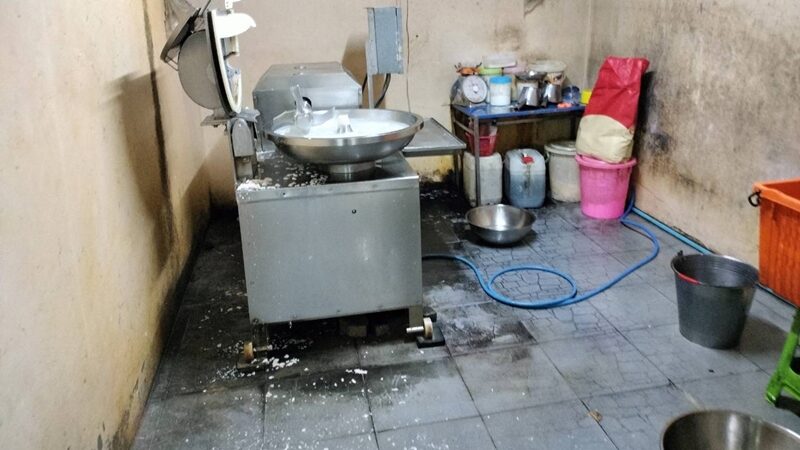 เปิดภาพสุดยี้ ผลิตลูกชิ้นเถื่อน บอกพิกัดย่านตลาดใน กทม. ที่โรงงานส่งขายให้  - ข่าวสด