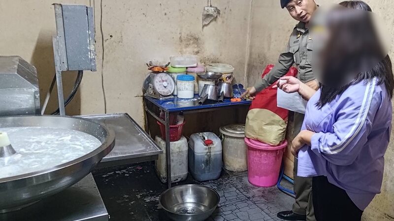 เปิดภาพสุดยี้ ผลิตลูกชิ้นเถื่อน บอกพิกัดย่านตลาดใน กทม. ที่โรงงานส่งขายให้  - ข่าวสด