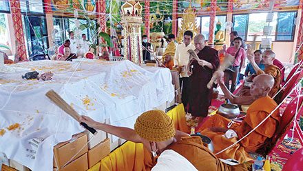 ข่าวสดพระเครื่อง - เหรียญชนะจน‘หลวงปู่ขำ’ สร้างหอระฆังวัดหนองแดง 