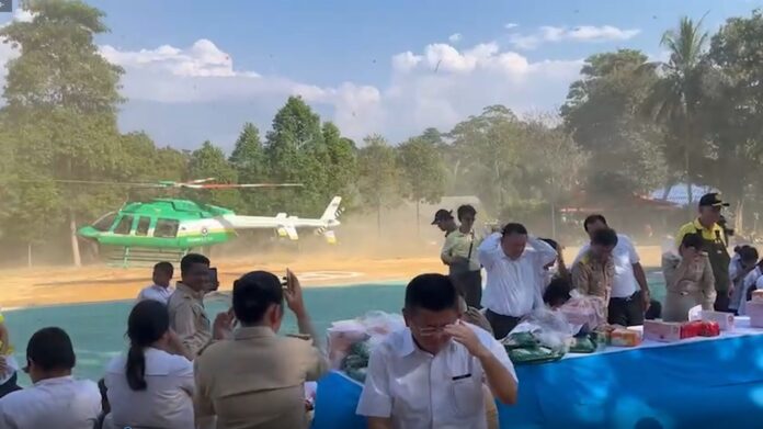 ระทึก! เฮลิคอปเตอร์ กษ.ลงจอด นร.หนีอุตลุด อนุทิน-ชาดา เดินไปว้ากลั่นให้เกียรติด้วย