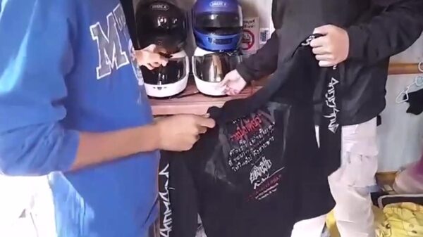 จับแล้ว 2 คนร้ายพกปืนจี้ชิง เสื้อดอนผีบิน เผย เป็นโจ๋วัย 14 กับ 15 ปี เปิดปากสารภาพอยากมีเสื้อฮิตกับเขาบ้าง