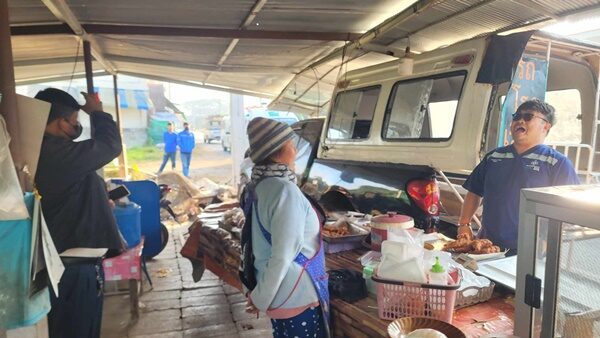 เสียงดังสนั่นถนน โชเฟอร์ รถรับส่งนักเรียน กินยาโรคหัว-แก้หวัด เกิดอาการง่วงหลับใน เสียหลักพุ่งชนร้านค้าข้างทาง