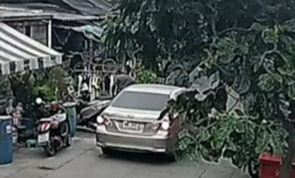 เปิดคลิปวงจรปิด นาที ด.ต. ยิงหนุ่มวัย 25 ปี เสียชีวิตคาหน้าบ้าน อ้างเป็นพ่อมาตามหาลูกสาว