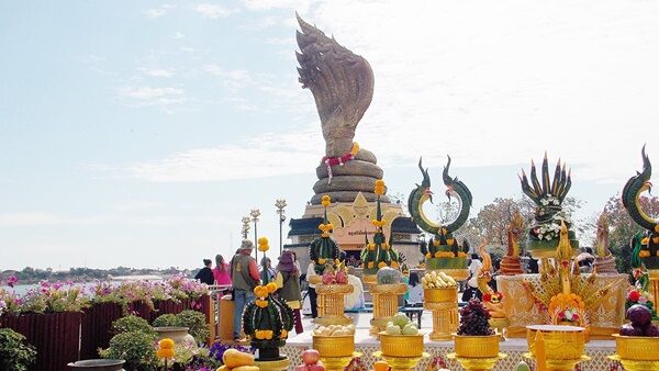 แห่ส่องเลขเด็ด ลานพญานาค หลังรางวัลที่ 1 เพิ่งเข้า 18 ล้านบาท เบนซ์ พรชิตา รำบวงสรวง มิค บรมวุฒิ จัดหวยชุดใหญ่ 60 ล้าน