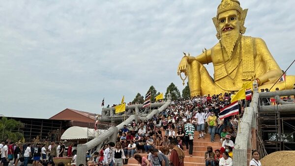 สายมู หลั่งไหลแห่ขอโชคขอพร พ่อปู่ฤาษีพรหมเมศ-กุมารเจ้าสัวเฮง ส่องเลขเด็ดอ่างน้ำมนต์