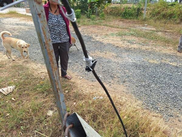 หนุ่มใหญ่ ขับจยย.กลับบ้าน โดนสายไฟเกี่ยว หวิดคอขาด โร่แจ้งความ