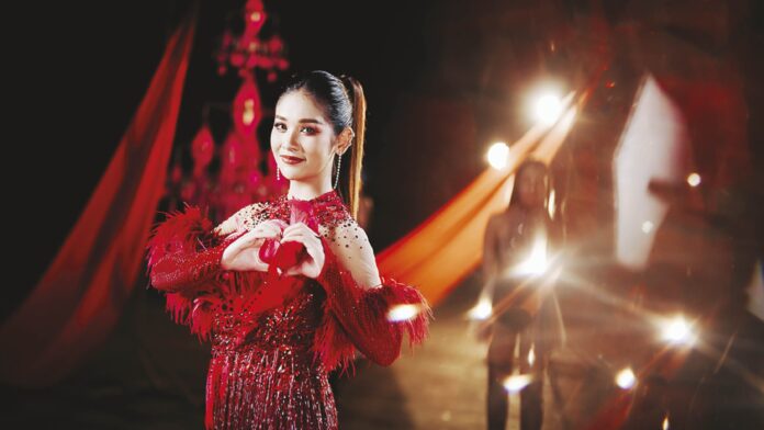 จับกระแสลูกทุ่ง - ‘เบลล์ นิภาดา’ฝันเป็นจริง ร้องหมอลำ-อึ้งลุกส์ใหม่อลัง