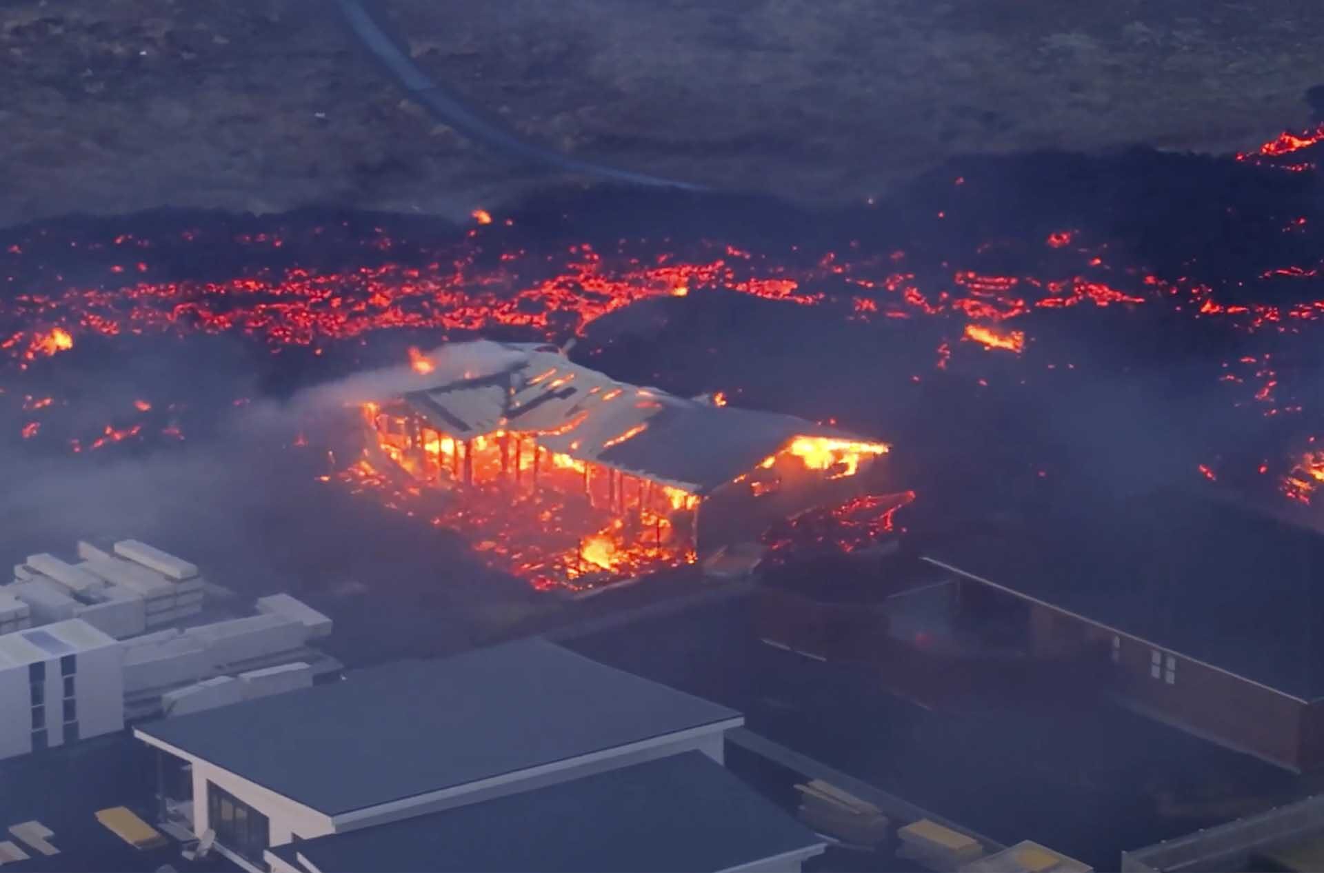 ไอซ์แลนด์สาหัส! ภูเขาไฟปะทุซ้ำ “ลาวาไหลทะลัก” เข้าเมือง-เผาบ้านวอด
