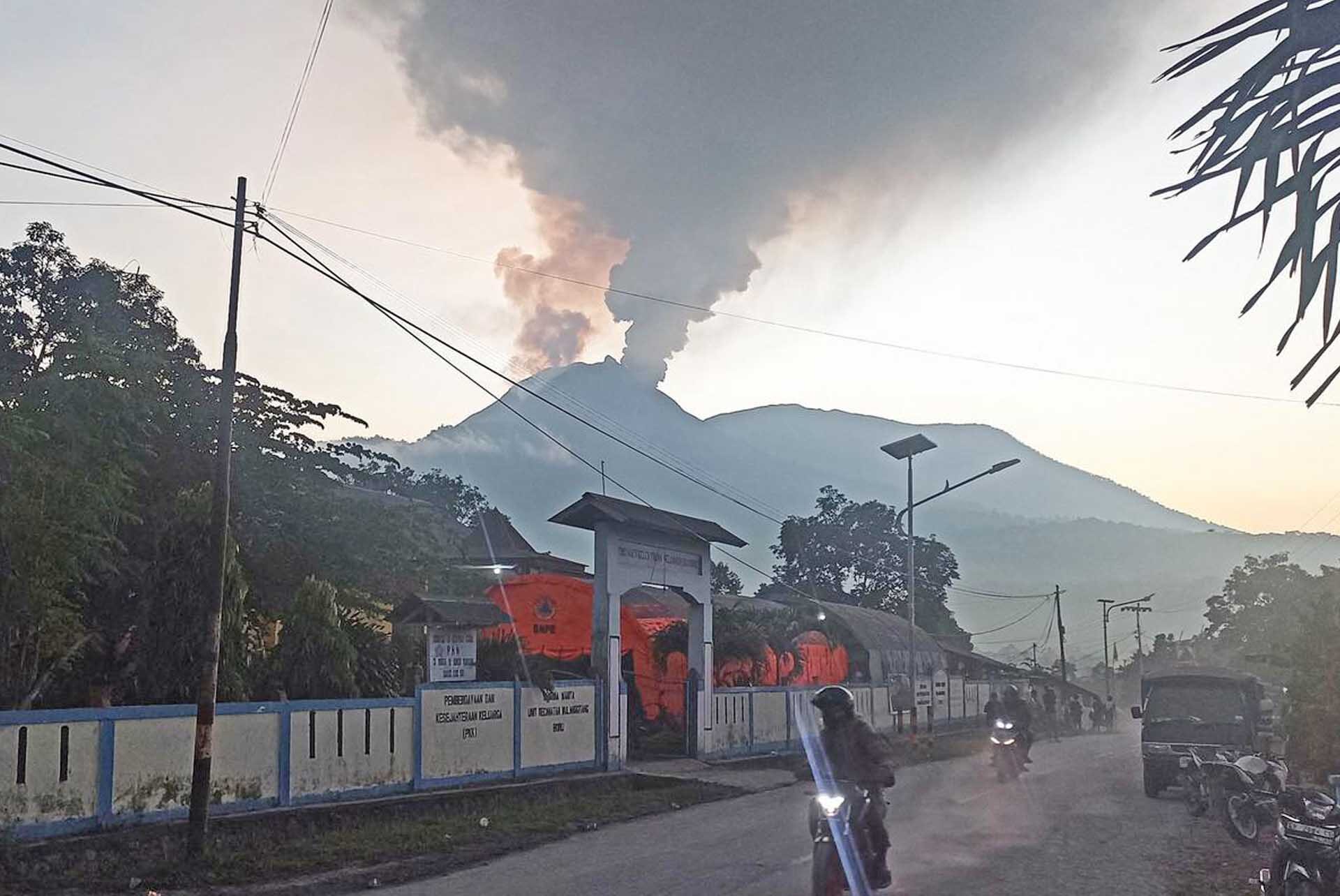 หลายพันคนหนีตาย! ภูเขาไฟ “เลโวโตบิ ลากิ-ลากิ” ปะทุรัวๆ อินโดฯ ยกระดับเตือนภัย