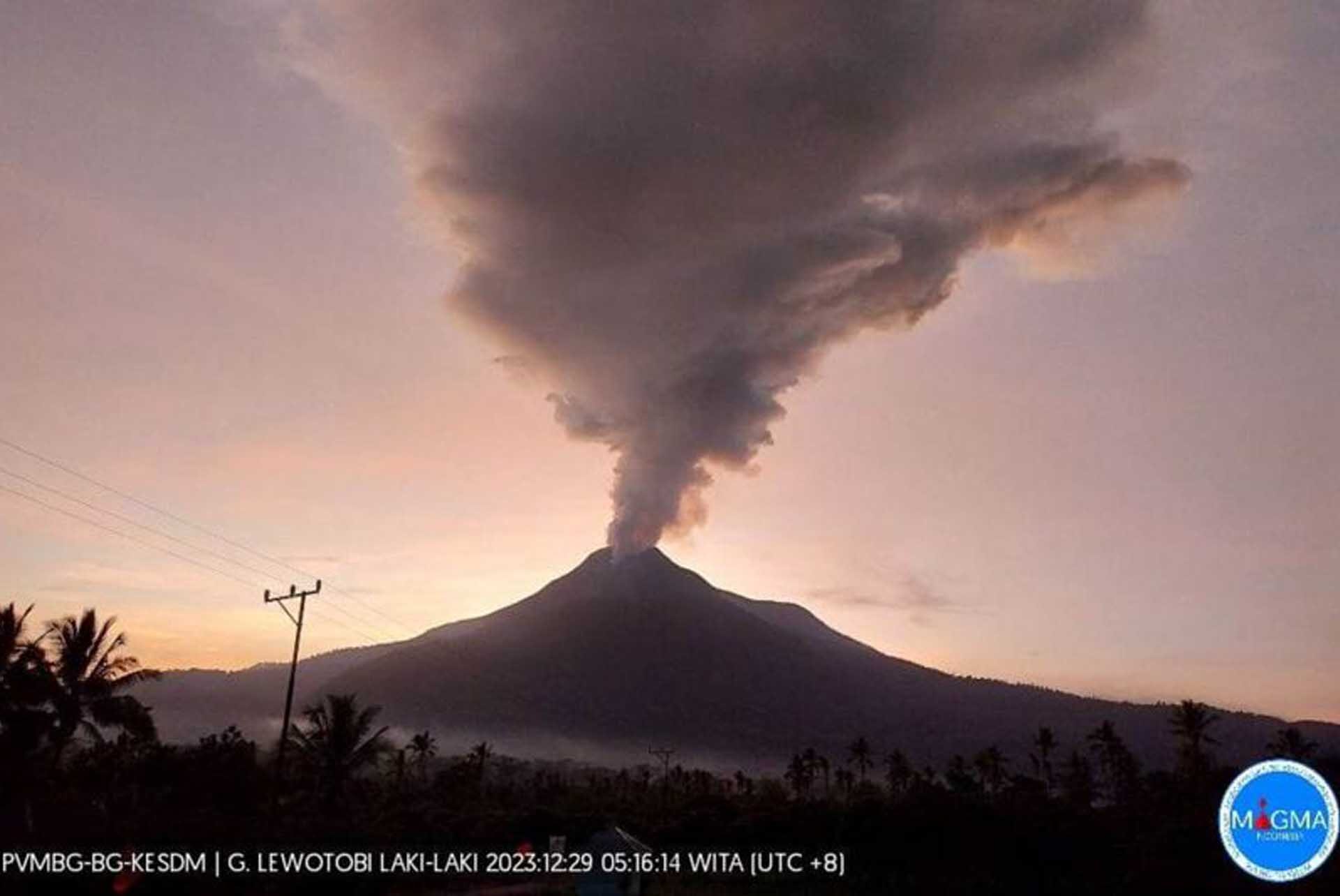 หลายพันคนหนีตาย! ภูเขาไฟ “เลโวโตบิ ลากิ-ลากิ” ปะทุรัวๆ อินโดฯ ยกระดับเตือนภัย