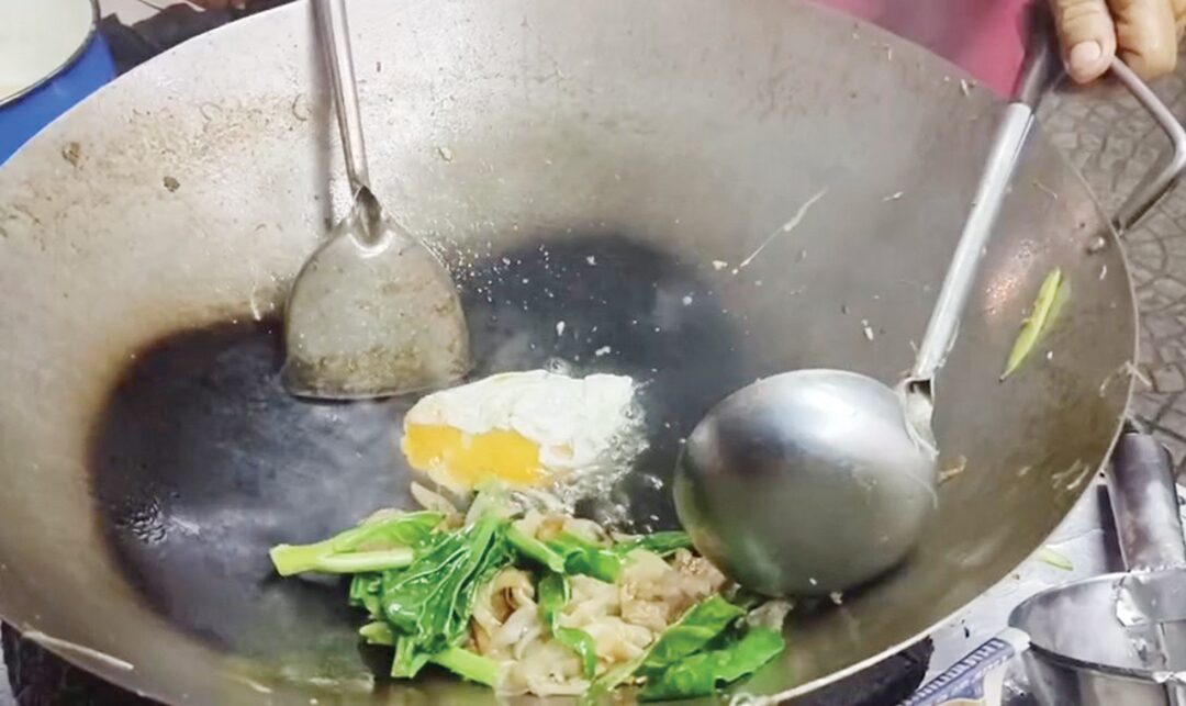 สวรรค์ในครัว - ร้านแป๊ะไจ๋ราดหน้า สูตรโบราณผัดเตาถ่าน