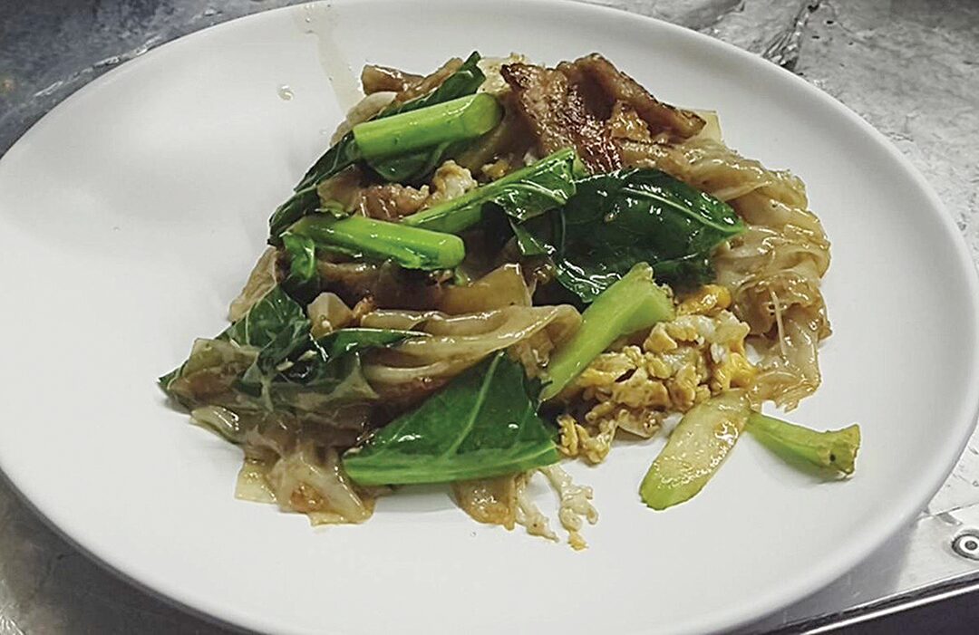 สวรรค์ในครัว - ร้านแป๊ะไจ๋ราดหน้า สูตรโบราณผัดเตาถ่าน