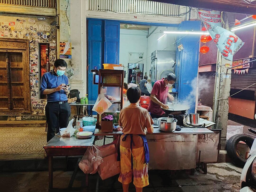 สวรรค์ในครัว - ร้านแป๊ะไจ๋ราดหน้า สูตรโบราณผัดเตาถ่าน