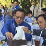 "บิ๊กป้อม" ควง "พัชรวาท" นั่งชิลกินไอศกรีม ชมเมืองโบราณศรีเทพ ฉลองมรดกโลก