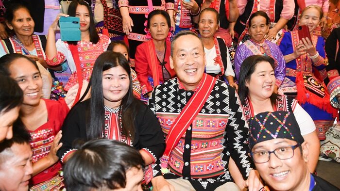 คึกครึ้น เศรษฐา สวมเสื้อชนเผ่าลาหู่ เปิดงานปีใหม่ ลั่นรัฐบาลดูแลทุกกลุ่มชาติพันธุ์