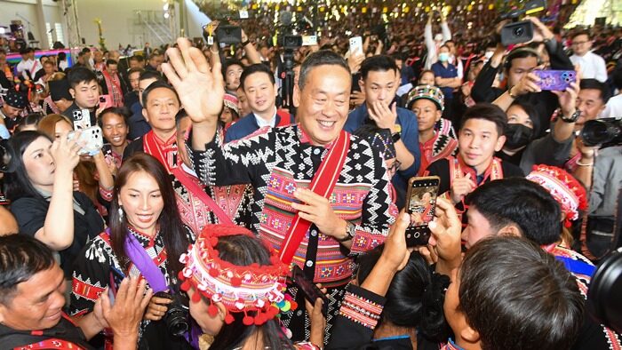 คึกครึ้น เศรษฐา สวมเสื้อชนเผ่าลาหู่ เปิดงานปีใหม่ ลั่นรัฐบาลดูแลทุกกลุ่มชาติพันธุ์