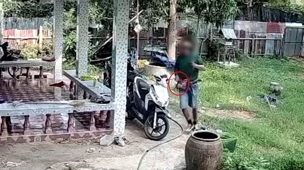 เพื่อนบ้านผวา หนุ่มข้างบ้าน ถือมีดปีนรั้วขู่ทำร้ายร่างกาย ปาหินใส่กระจกห้อง ทั้งที่มีเด็กนอนหลับอยู่