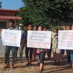 ชาวบ้านสุดทนพฤติกรรม ผญบ.ไม่โปร่งใส ถือป้ายเดินประท้วง ร้อง มท.2 ตรวจสอบด่วน