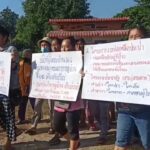 ชาวบ้านสุดทนพฤติกรรม ผญบ.ไม่โปร่งใส ถือป้ายเดินประท้วง ร้อง มท.2 ตรวจสอบด่วน