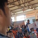 ชาวบ้านสุดทนพฤติกรรม ผญบ.ไม่โปร่งใส ถือป้ายเดินประท้วง ร้อง มท.2 ตรวจสอบด่วน