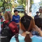 ชาวบ้านสุดทนพฤติกรรม ผญบ.ไม่โปร่งใส ถือป้ายเดินประท้วง ร้อง มท.2 ตรวจสอบด่วน
