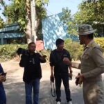 ชาวบ้านสุดทนพฤติกรรม ผญบ.ไม่โปร่งใส ถือป้ายเดินประท้วง ร้อง มท.2 ตรวจสอบด่วน