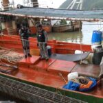 ทัพเรือ ไล่ล่าประมงเวียดนาม รุกล้ำน่านน้ำไทย ลอบคราดปลิงทะเล จับกุมไต้ก๋ง-ลูกเรือ 4 คน